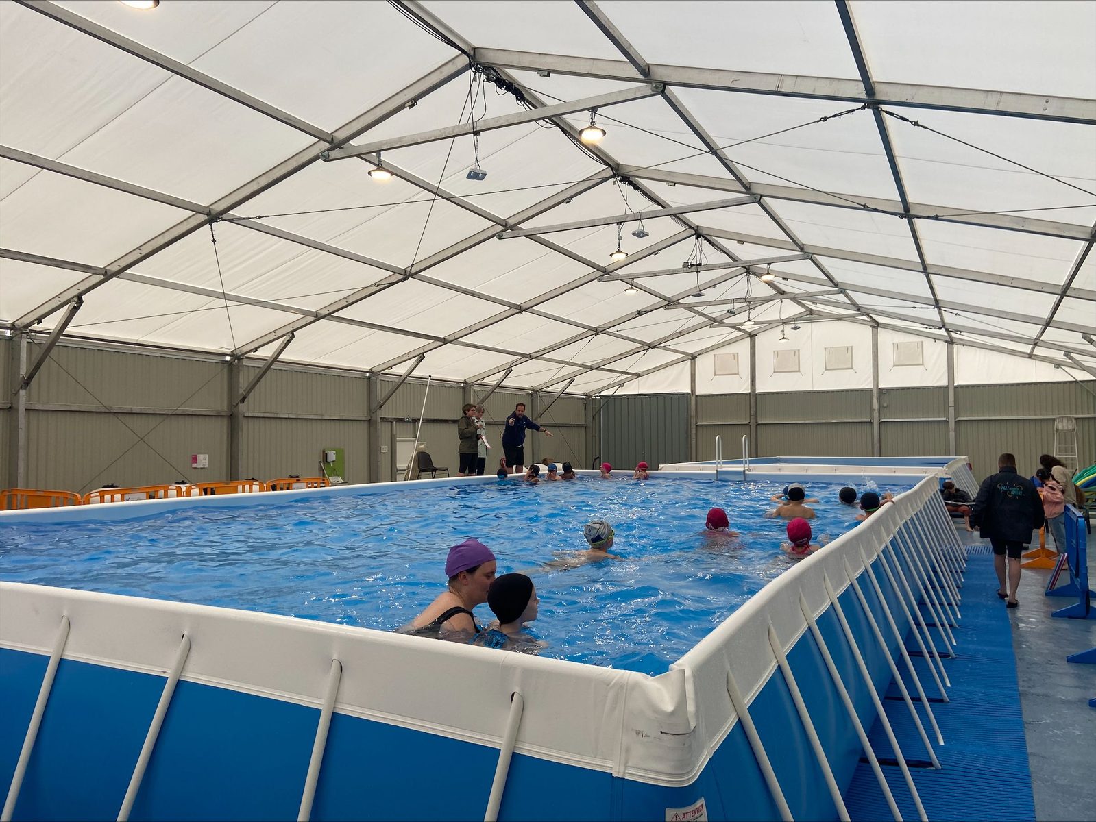 Enfants en cours de natation dans le bassin AquaLearn