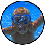 enfant-sous-l-eau-piscine-classe-bleue